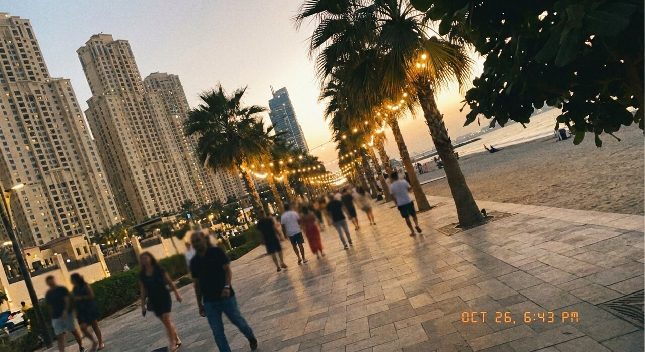 חוף JBR (The Beach) — לב הפעילות של דובאי מארינה
