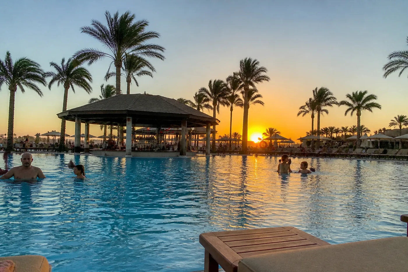 בריכת מלון All-Inclusive עם swim-up bar