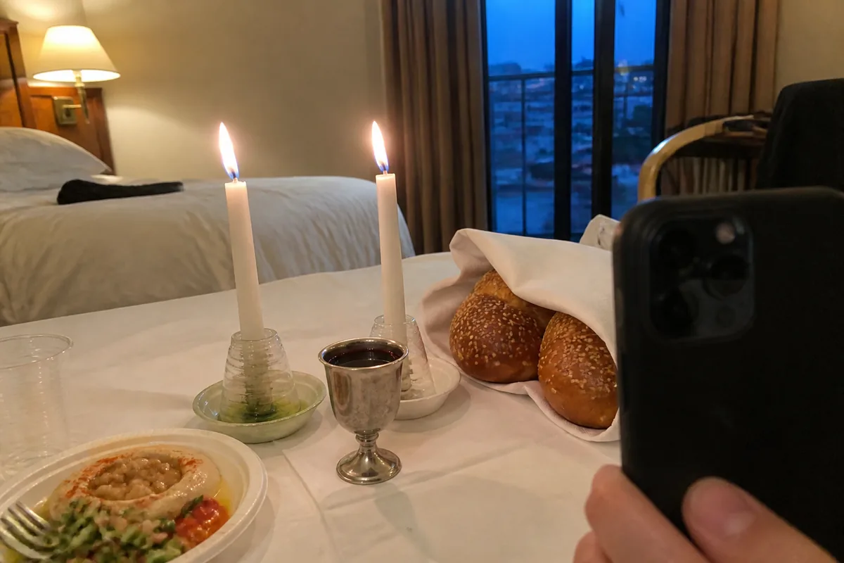 שולחן שבת בחדר במלון בחו"ל